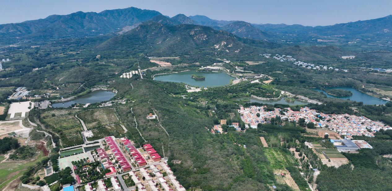 山東省鄒平市黛溪河上游河段的櫻花山湖泊景觀。