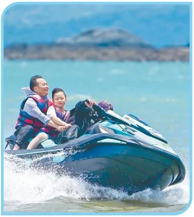 平潭龍王頭海洋公園，游客體驗(yàn)水上摩托艇項(xiàng)目。江信恒攝