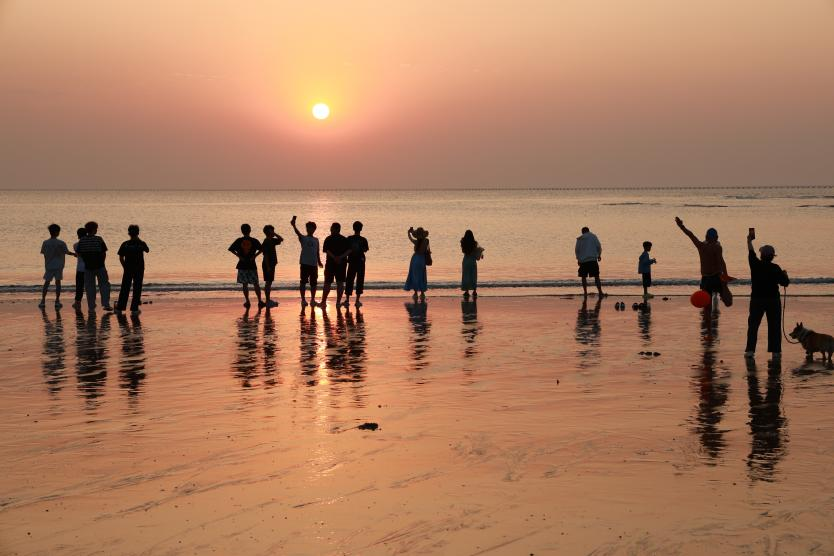 晨曦初綻，人們懷著期待，簇?fù)碛诤I，只為見證那海上日出的浪漫。李強(qiáng)攝