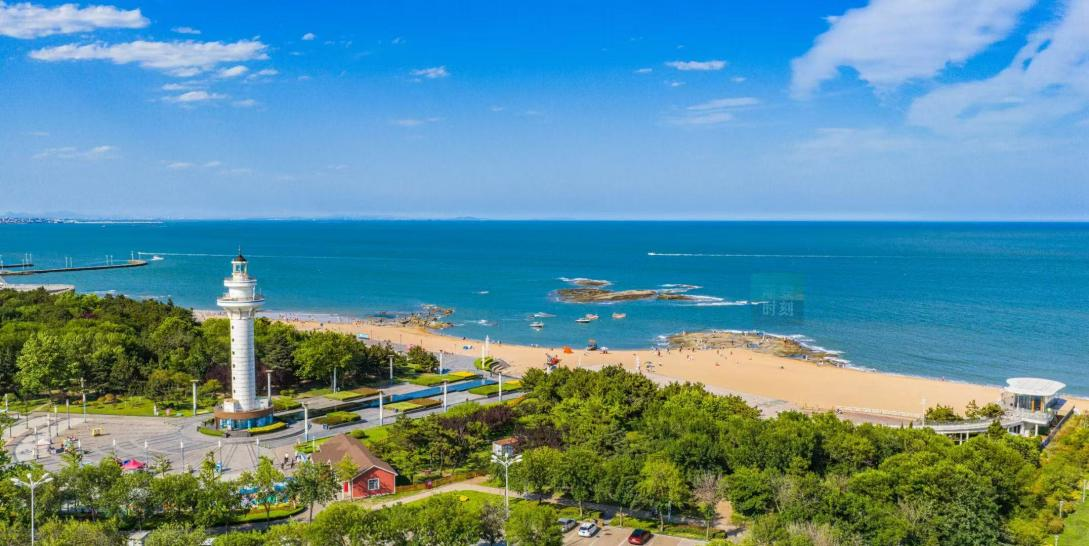 極目眺望，一片蔚藍(lán)鋪展在眼前，與天際線相接，渾然天成。李玉濤攝