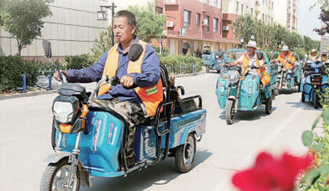 濱州市惠民縣東董村村民董相民（左一）在工作中。李 蕊攝
