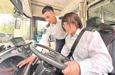 清晨發(fā)車前，劉強(qiáng)為妻子盧巖檢查車輛。司宏俊攝