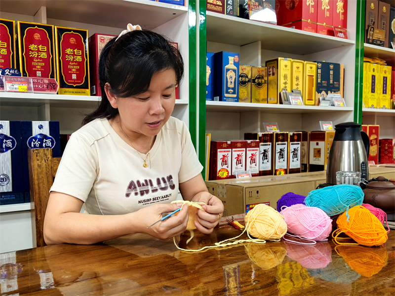 張佳艷在鉤織毛線工藝品