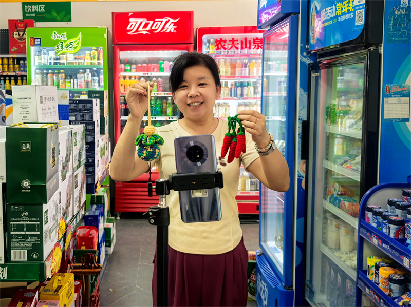 張佳艷直播宣傳自己的新作品