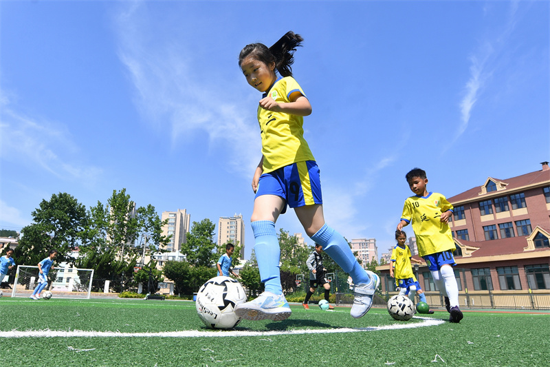 2025年6月23日，在山東省青島市市北區(qū)延安二路小學(xué)開展的“國(guó)際奧林匹克日”活動(dòng)上，學(xué)生們?cè)谧鰩蚺苡?xùn)練。