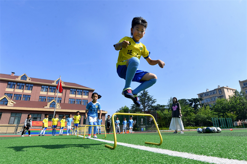 2025年6月23日，在山東省青島市市北區(qū)延安二路小學(xué)開展的“國(guó)際奧林匹克日”活動(dòng)上，學(xué)生們?cè)谶M(jìn)行障礙訓(xùn)練。