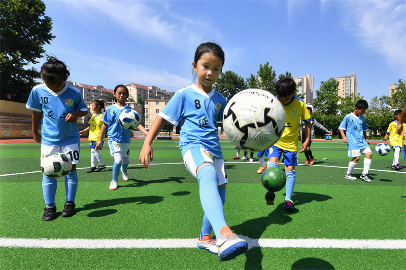 2025年6月23日，在山東省青島市市北區(qū)延安二路小學(xué)開展的“國(guó)際奧林匹克日”活動(dòng)上，學(xué)生們?cè)谶M(jìn)行顛球練習(xí)。