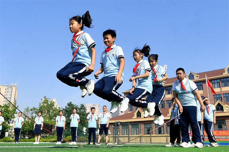 2025年6月23日，在山東省青島市市北區(qū)延安二路小學(xué)開展的“國(guó)際奧林匹克日”活動(dòng)上，學(xué)生們?cè)谶M(jìn)行跳繩比賽。