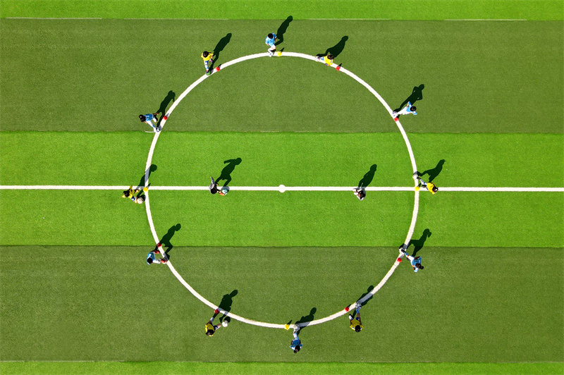 2025年6月23日，在山東省青島市市北區(qū)延安二路小學(xué)開展的“國(guó)際奧林匹克日”活動(dòng)上，學(xué)生們?cè)谧鰩蚺苡?xùn)練。