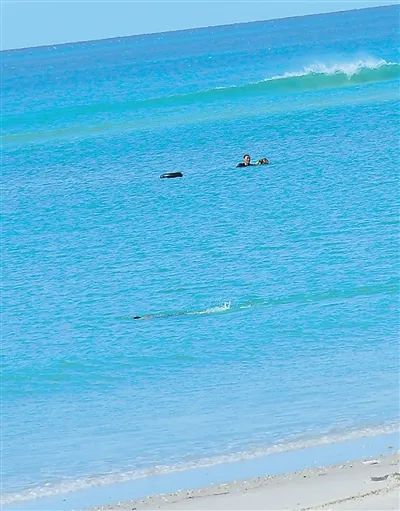 坦桑尼亞達累斯薩拉姆市海邊，張軍橋（左）營救溺水的當(dāng)?shù)孛癖姟?></p>
<p style=