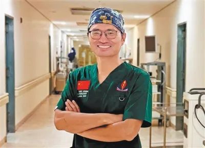 張軍橋在穆欣比利國立醫(yī)院留影。