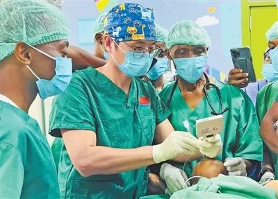 張軍橋（中）在穆欣比利國立醫(yī)院為當(dāng)?shù)蒯t(yī)生進行麻醉操作教學(xué)演示。以上圖片均為中國援坦桑尼亞醫(yī)療隊提供