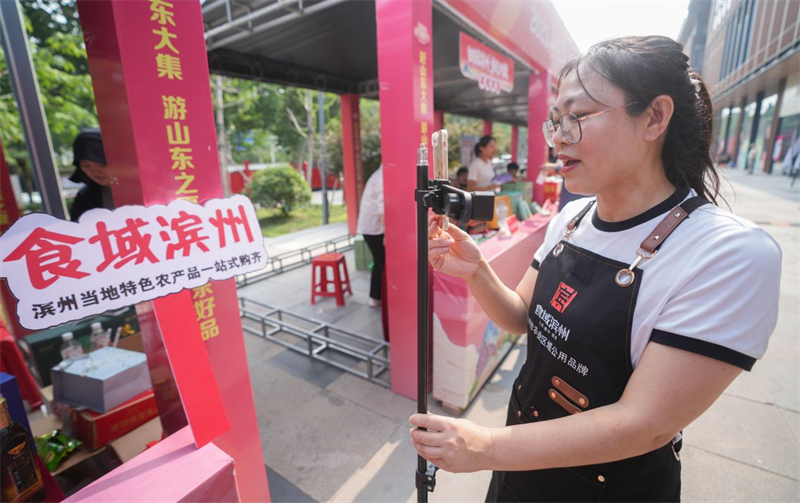6月28日，在山東省鄒平市的夏季“黃河大集”田園豐收市集，來自濱州的美食博主在現(xiàn)場直播。