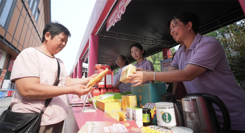 6月28日，在山東省鄒平市的夏季“黃河大集”田園豐收市集，鄒平市長山鎮(zhèn)金八方農(nóng)場人員銷售生產(chǎn)的飲品。