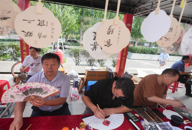 6月28日，在山東省鄒平市的夏季“黃河大集”文化扇市集，繪畫愛好者制作文化扇。