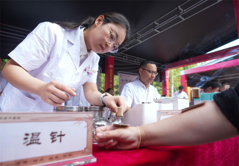 6月28日，在山東省鄒平市的夏季“黃河大集”中醫(yī)養(yǎng)生市集，醫(yī)生為顧客艾灸。