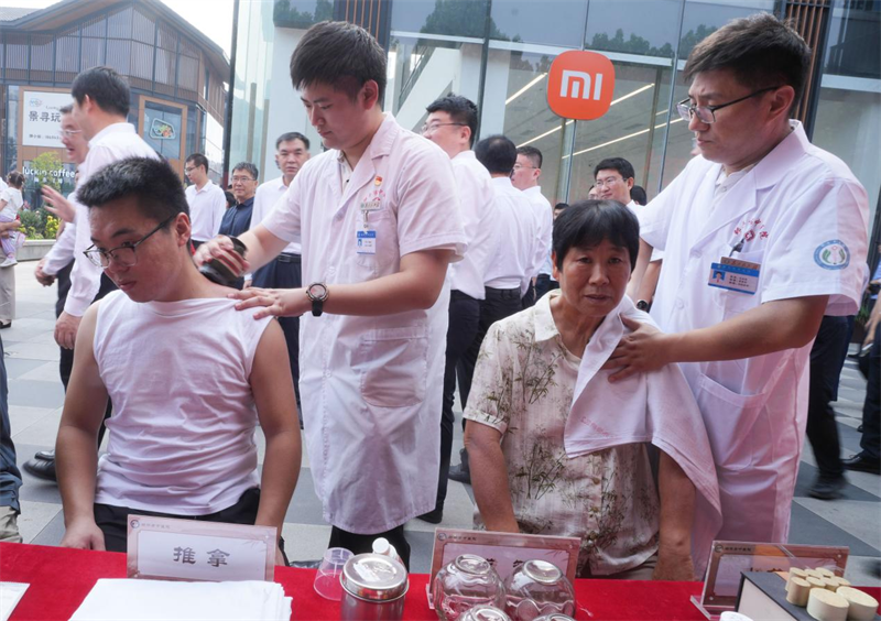  6月28日，在山東省鄒平市的夏季“黃河大集”中醫(yī)養(yǎng)生市集，醫(yī)生為顧客進行中醫(yī)治療。