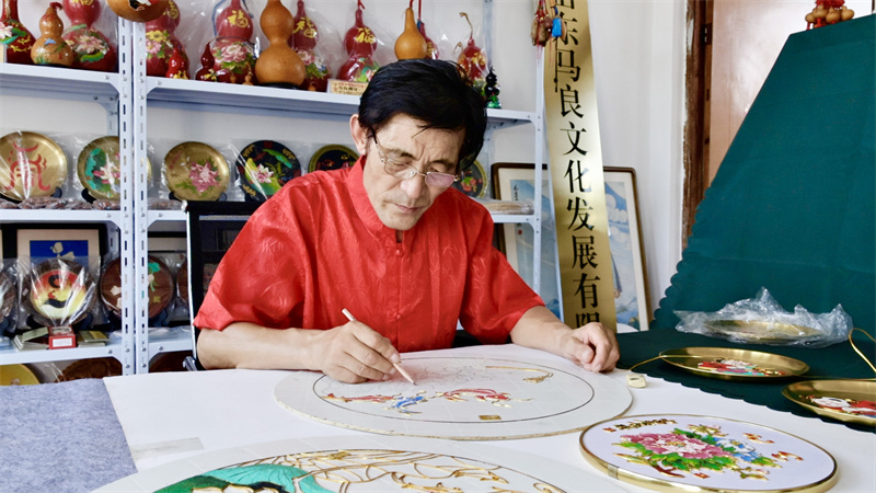 馬忠華在進(jìn)行東原掐絲粉彩制作。受訪者供圖