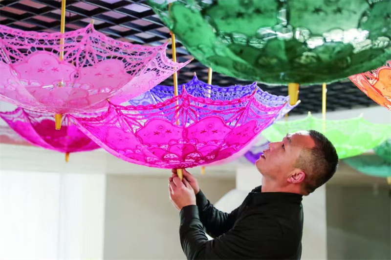 唐斌杰展示花邊傘。張汶寧攝