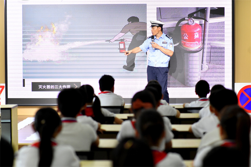 交警在講解公交滅火知識。王海濱攝