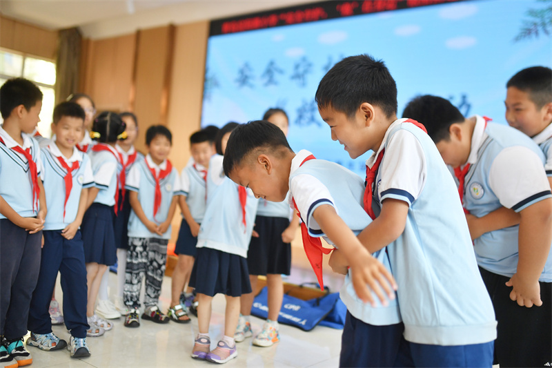 學(xué)生們在練習(xí)海姆立克急救法。王海濱攝