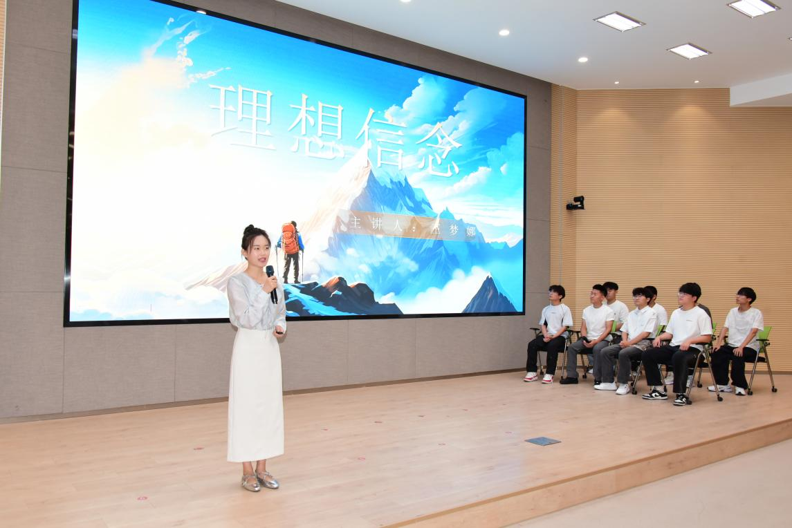 圖為機械與自動化學(xué)院輔導(dǎo)員王夢娜通過現(xiàn)場召開理想信念主題班會的形式，展示四年育人主題成果。