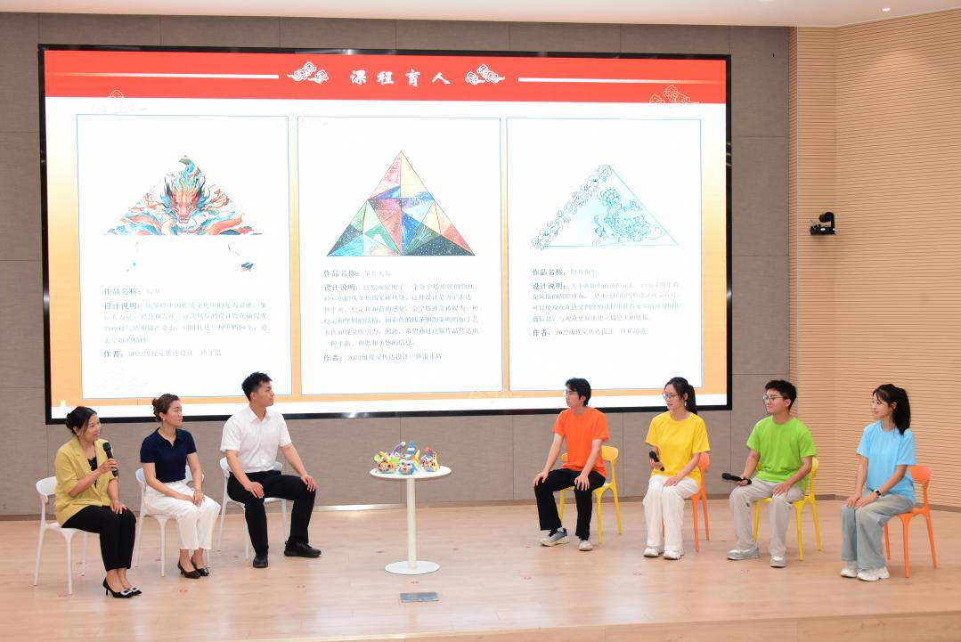 圖為美術(shù)學(xué)院師生展示五個課堂的育人成果