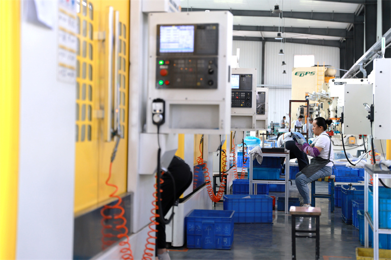 7月10日，工人在位于山東省聊城市茌平區(qū)的聊城市德通交通器材制造有限公司汽車配件車間內(nèi)忙碌生產(chǎn)。