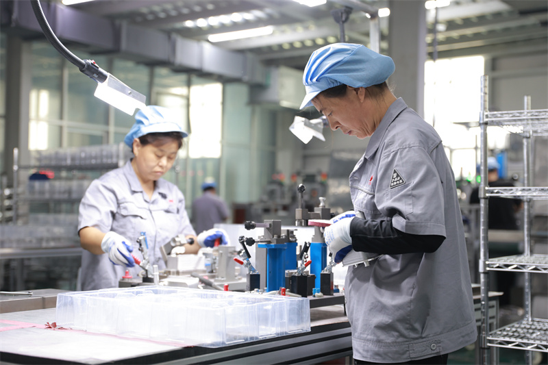 7月10日，工人在位于山東省聊城市茌平區(qū)的聊城市吉星新能源科技有限公司車間內(nèi)生產(chǎn)新能源汽車配件。