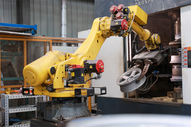 7月10日，機(jī)器人在山東省聊城市茌平區(qū)信發(fā)鋁制品有限公司車間內(nèi)忙碌生產(chǎn)。