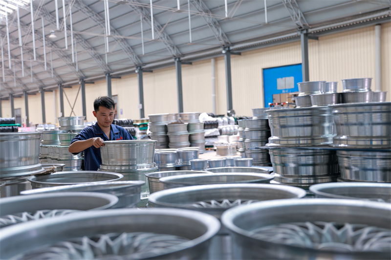 7月10日，工人在山東省聊城市茌平區(qū)信發(fā)鋁制品有限公司車間內(nèi)忙碌生產(chǎn)。