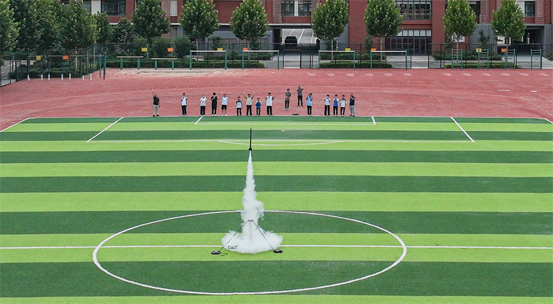 7月12日，在山東省臨沂第十中學，學生們成功把火箭發(fā)射升空。