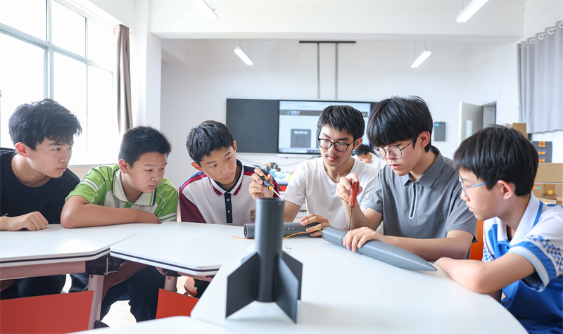 7月12日，在山東省臨沂第十中學，學生們正在進行火箭組裝。