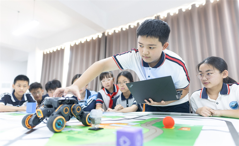 7月12日，在山東省臨沂第十中學，學生正在進行輪式機器調試。