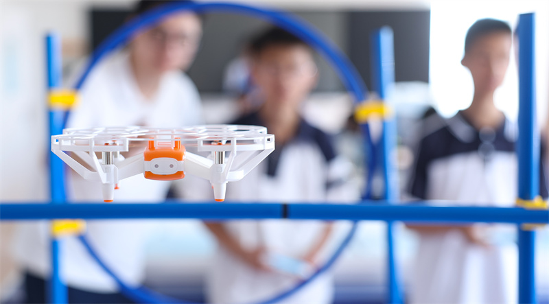 7月12日，在山東省臨沂第十中學，一名學生在老師的指導下進行無人機避障訓練。