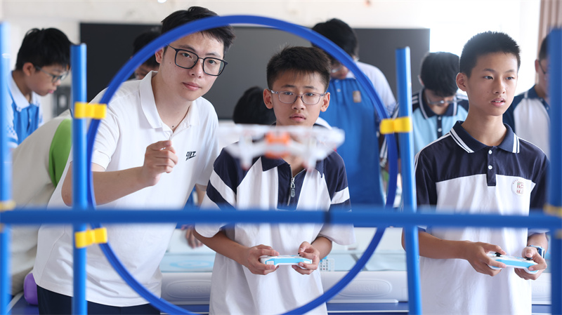 7月12日，在山東省臨沂第十中學，一名學生在老師的指導下進行無人機避障訓練。