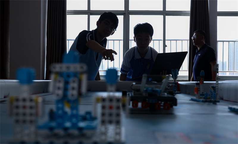 7月12日，在山東省臨沂第十中學，兩名學生正在進行機器人編程調試。