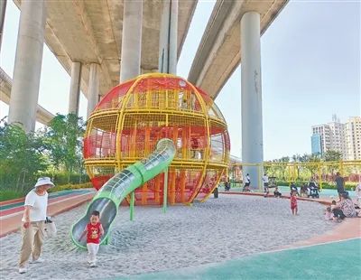 青島市市北區(qū)跨海大橋高架橋下的公園。閆 婧攝