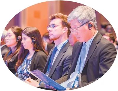 與會(huì)學(xué)者們聽(tīng)學(xué)術(shù)報(bào)告。