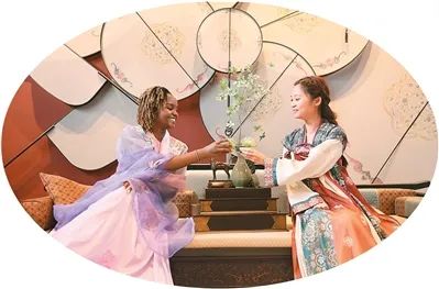 與會(huì)嘉賓在尼山魯源村參與“流云梳”漢服體驗(yàn)活動(dòng)。