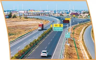 金港高速公路是柬埔寨第一條高速公路，連接柬埔寨首都金邊和該國(guó)最大深水海港西哈努克港，如今已打造成中柬共建“一帶一路”的標(biāo)志性工程。圖為柬埔寨金港高速金邊收費(fèi)站。新華社發(fā)