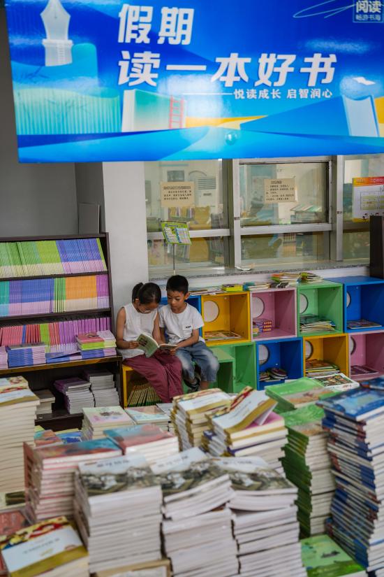 2025年7月22日，在山東省樂陵市新華書店，孩子們?cè)陂喿x圖書。