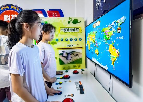 2025年7月22日，在山東省樂陵市市中街道南鑫社區(qū)科普館，孩子們?cè)隗w驗(yàn)科普裝置。