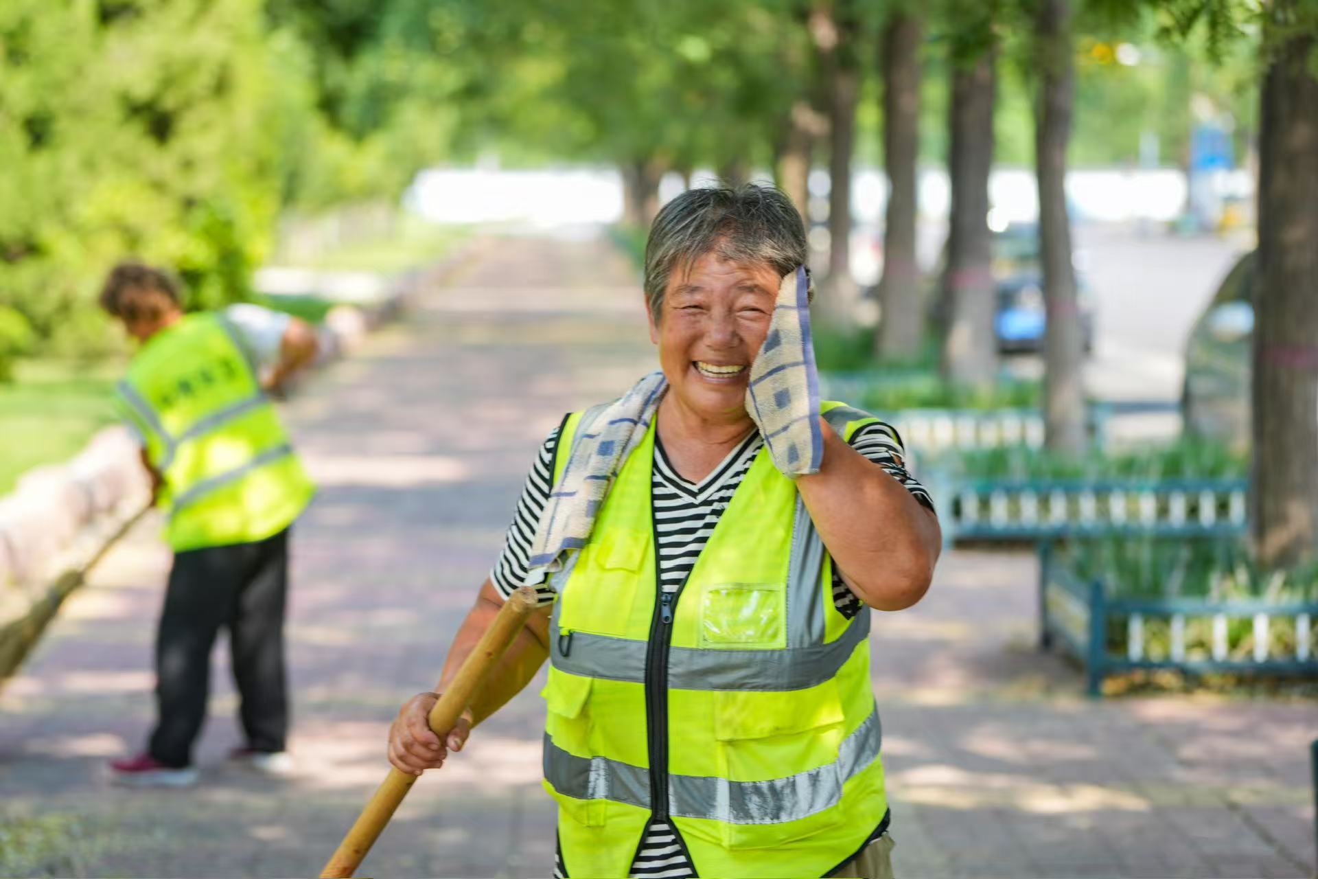 2025年7月28日，山東省樂陵市環(huán)衛(wèi)工人在振興路花磚路面進行保潔清掃作業(yè)。