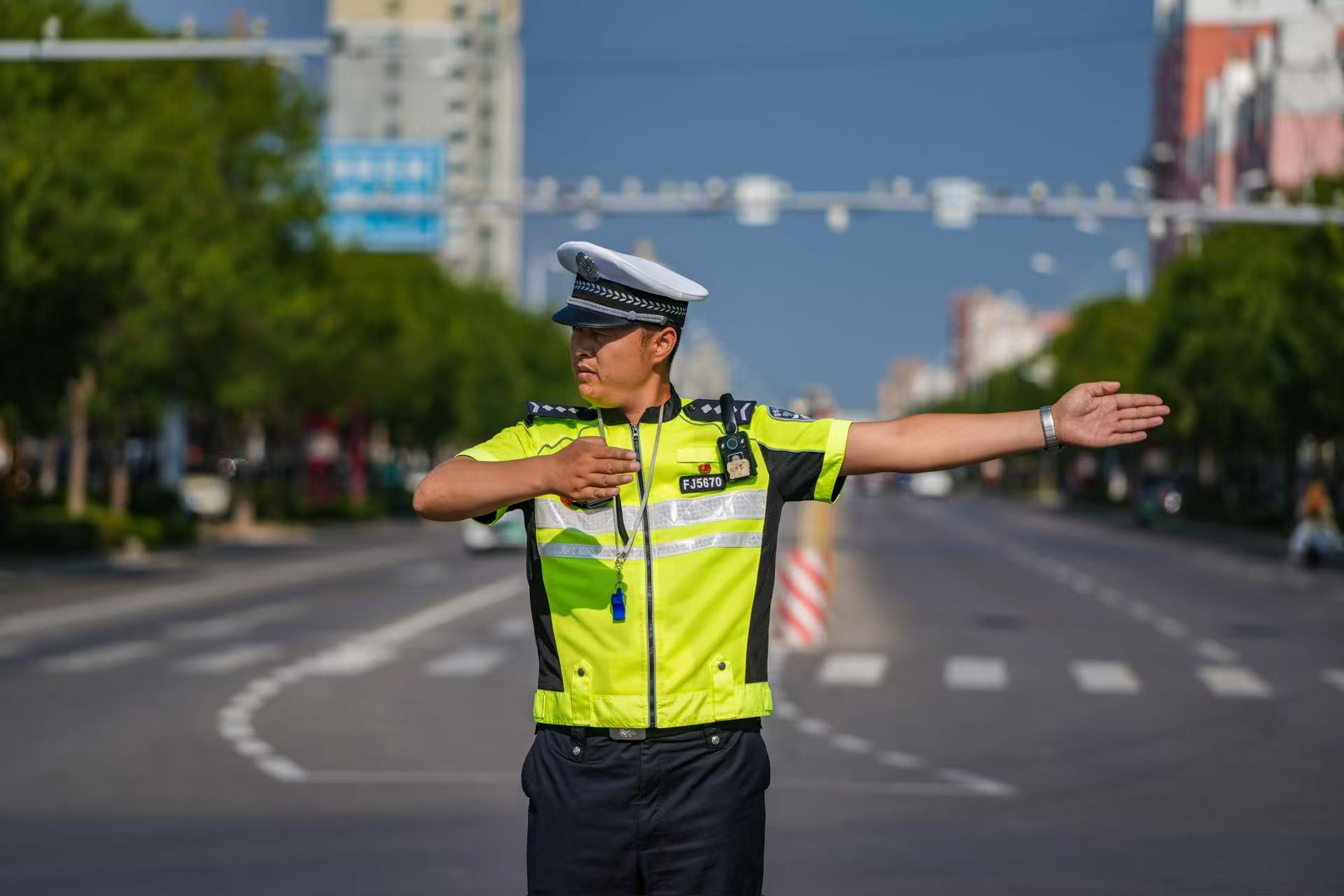 2025年7月28日，山東省樂陵市公安局交通管理大隊民警冒高溫在匯源大街路口執(zhí)勤。