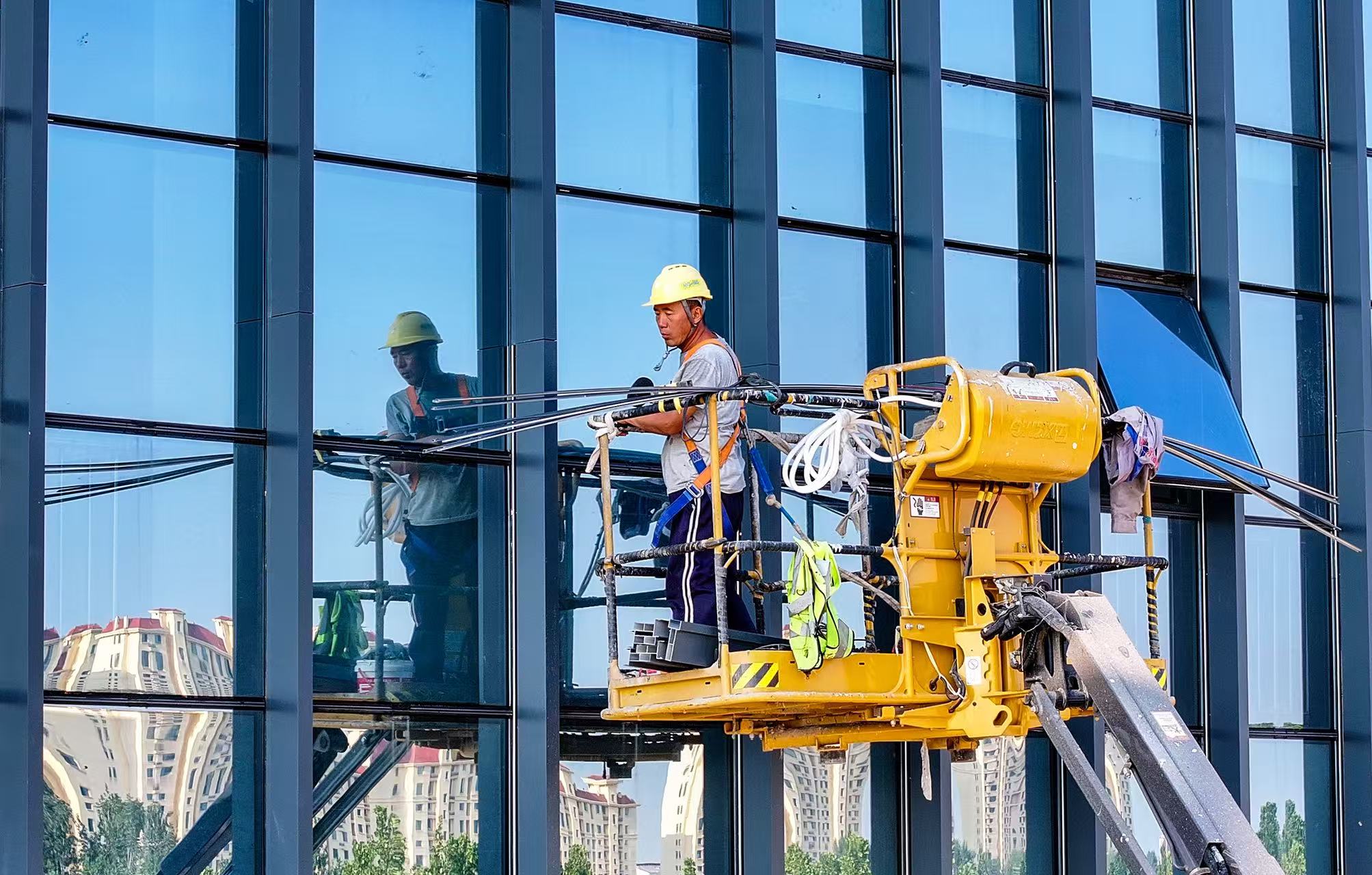 山東省樂陵市經(jīng)濟開區(qū)一項目工地，建筑工人避開日中高溫在高空中專注作業(yè)。