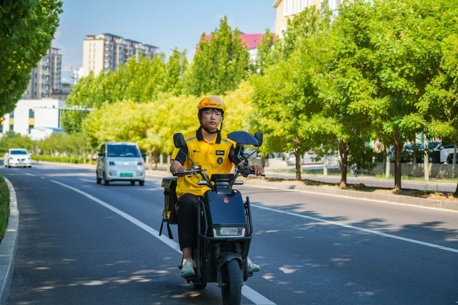 山東省樂陵市外賣小哥在烈日的炙烤下穿梭在城市的每一個角落。