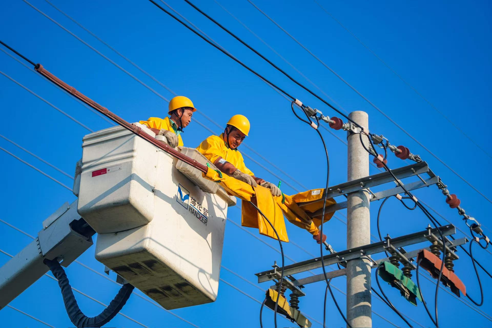 2025年7月28日，山東省國網(wǎng)樂陵市供電公司工作人員冒高溫對10千伏線路進行帶電作業(yè)維修，確保電網(wǎng)安全可靠供電。