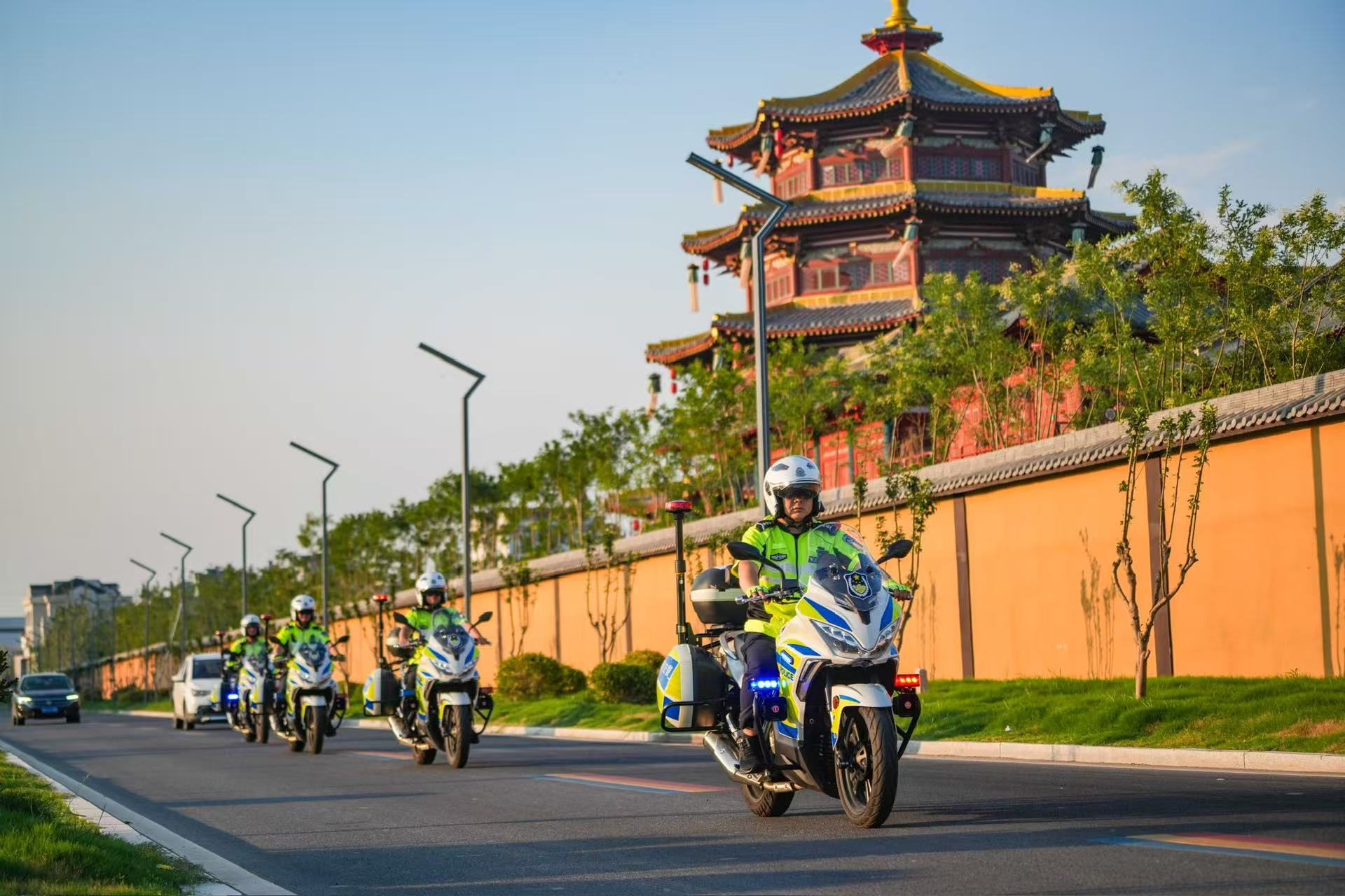 2025年7月28日，山東省樂陵市公安局交通管理大隊騎警在樂陵市影視城附近巡邏執(zhí)勤。