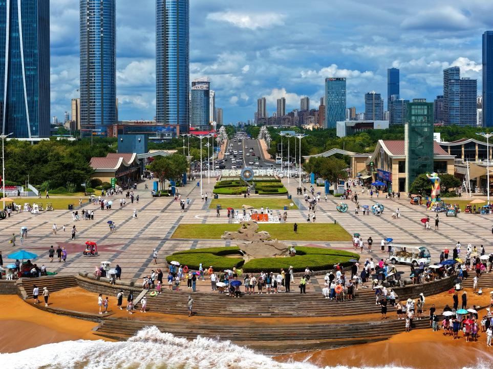 天朗氣清，游客們迫不及待投身踏海沖浪的歡樂之中。李磊 攝